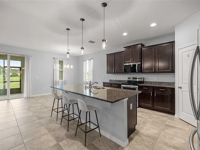 5649 SW 50th Ave — Photo 5