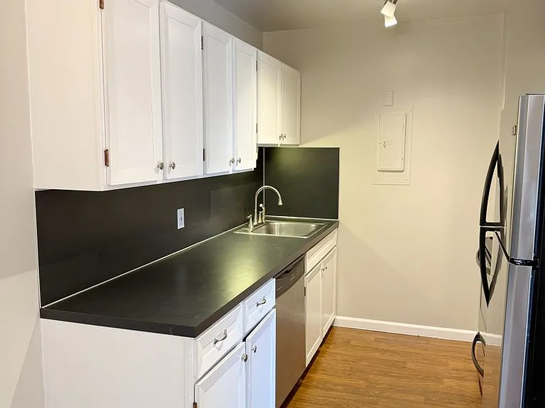 2020 Building — Photo 40