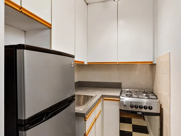 335 East 51st Street image 7 of 10