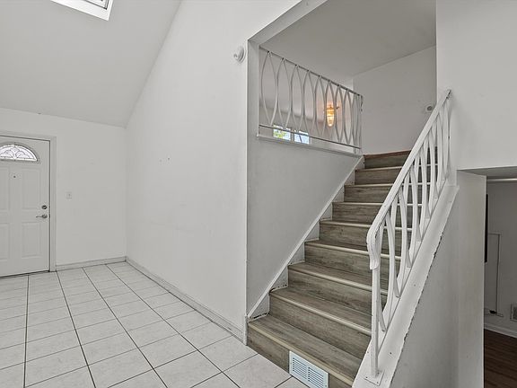 2nd image of 806 W Tanglewood Dr