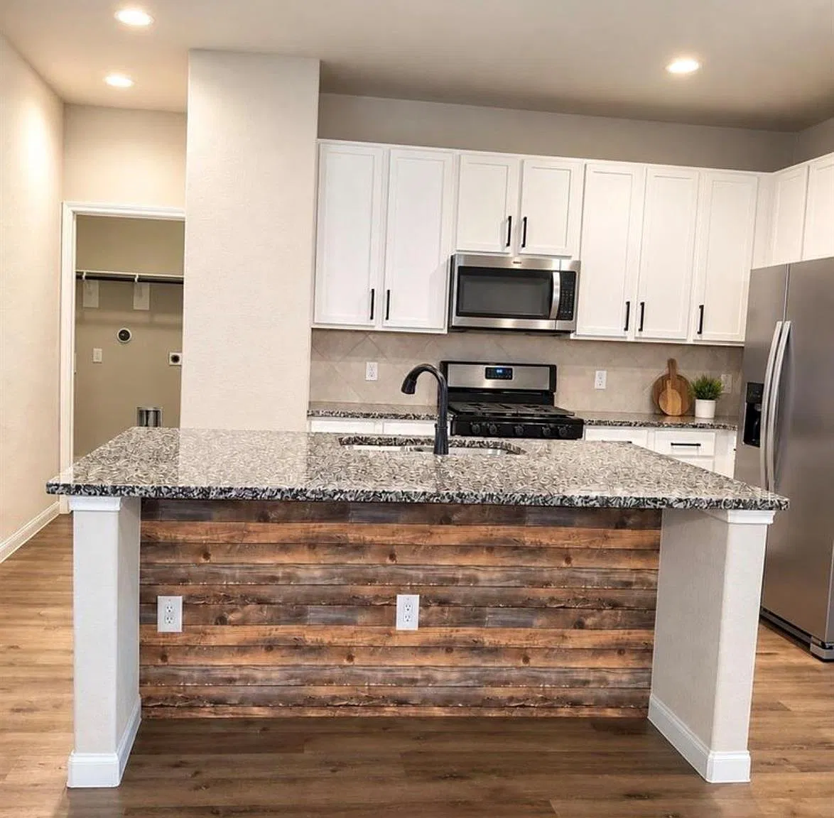 3 bed, 2.5 bath, 2225 sqft, $2,600 — Photo 4