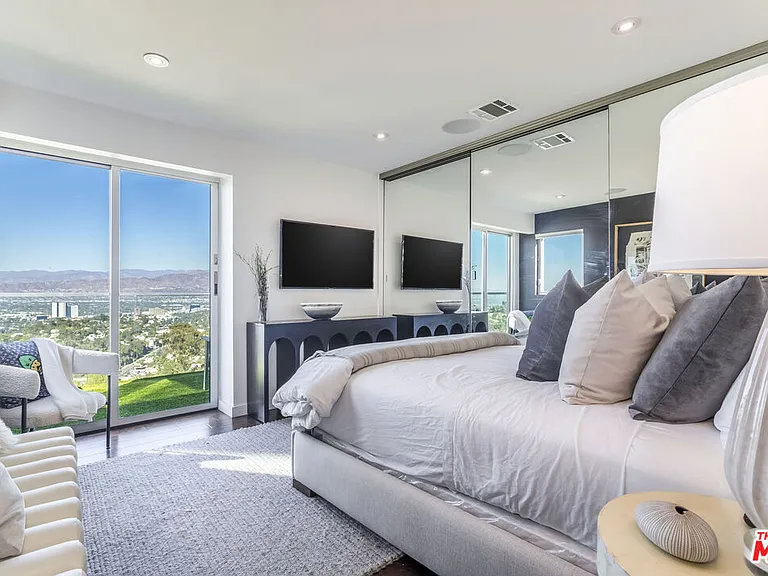 7177 Pacific View Dr — Photo 17