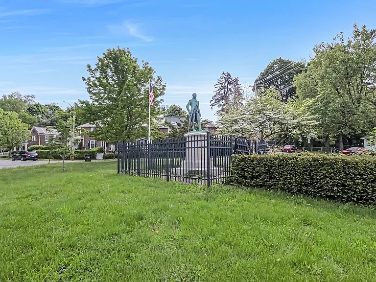 6 Bush Ave — Photo 18