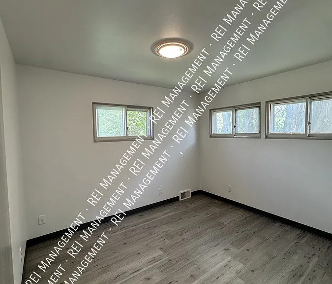 1102 E Broadway St — Photo 10
