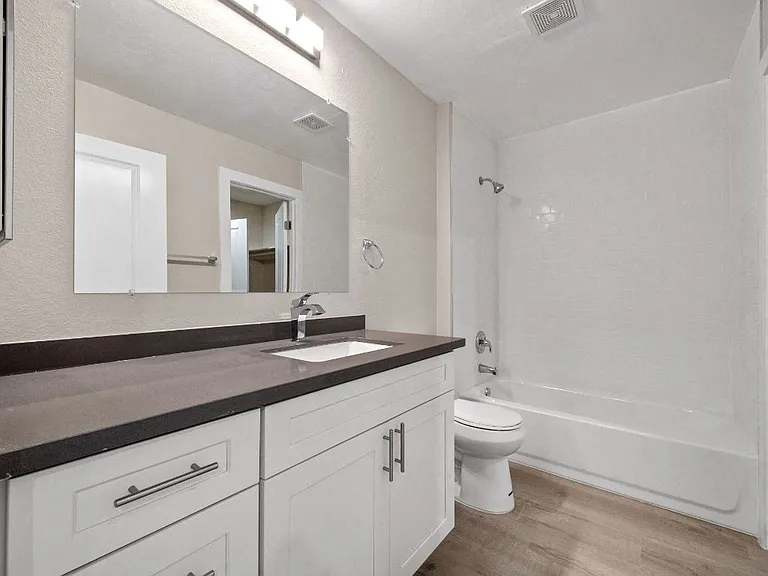 Sunset Cliffs Apartments — Photo 7