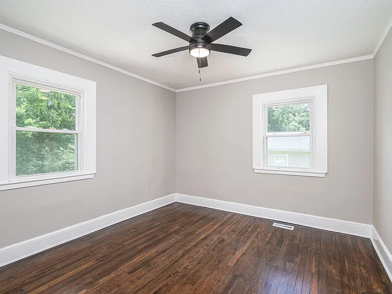 913 Edgemont Ave — Photo 6