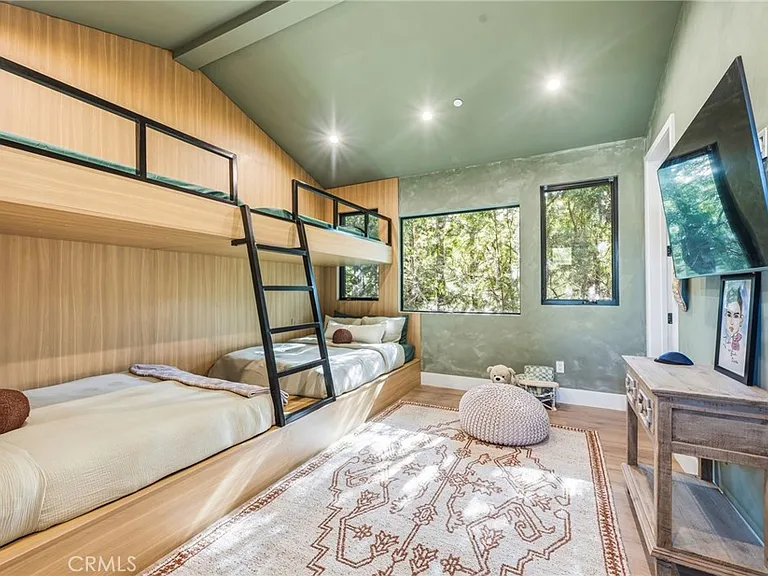 13135 Chandler Blvd — Photo 34