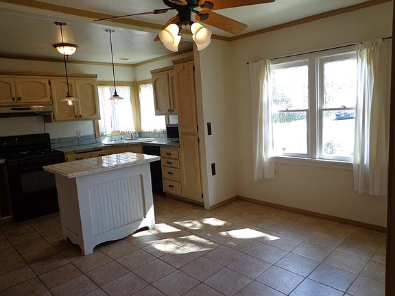 Kitchen/dining room.