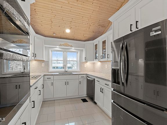 4th image of 152 Hemlock St