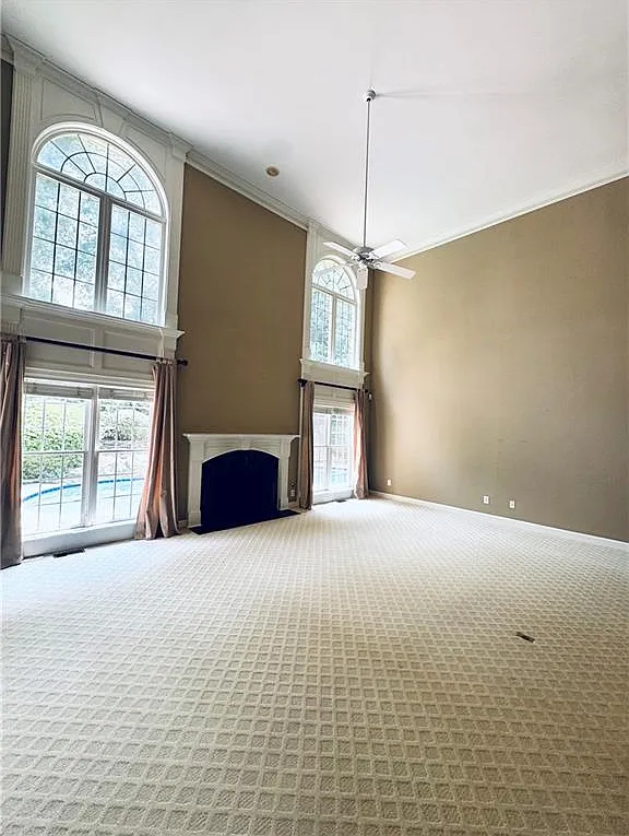 5 bed, 5.0 bath, 6081 sqft, $5,200 — Photo 4
