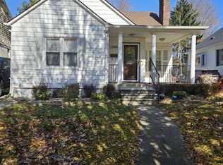 1390 Anita Ave, Grosse Pointe Woods, MI 48236