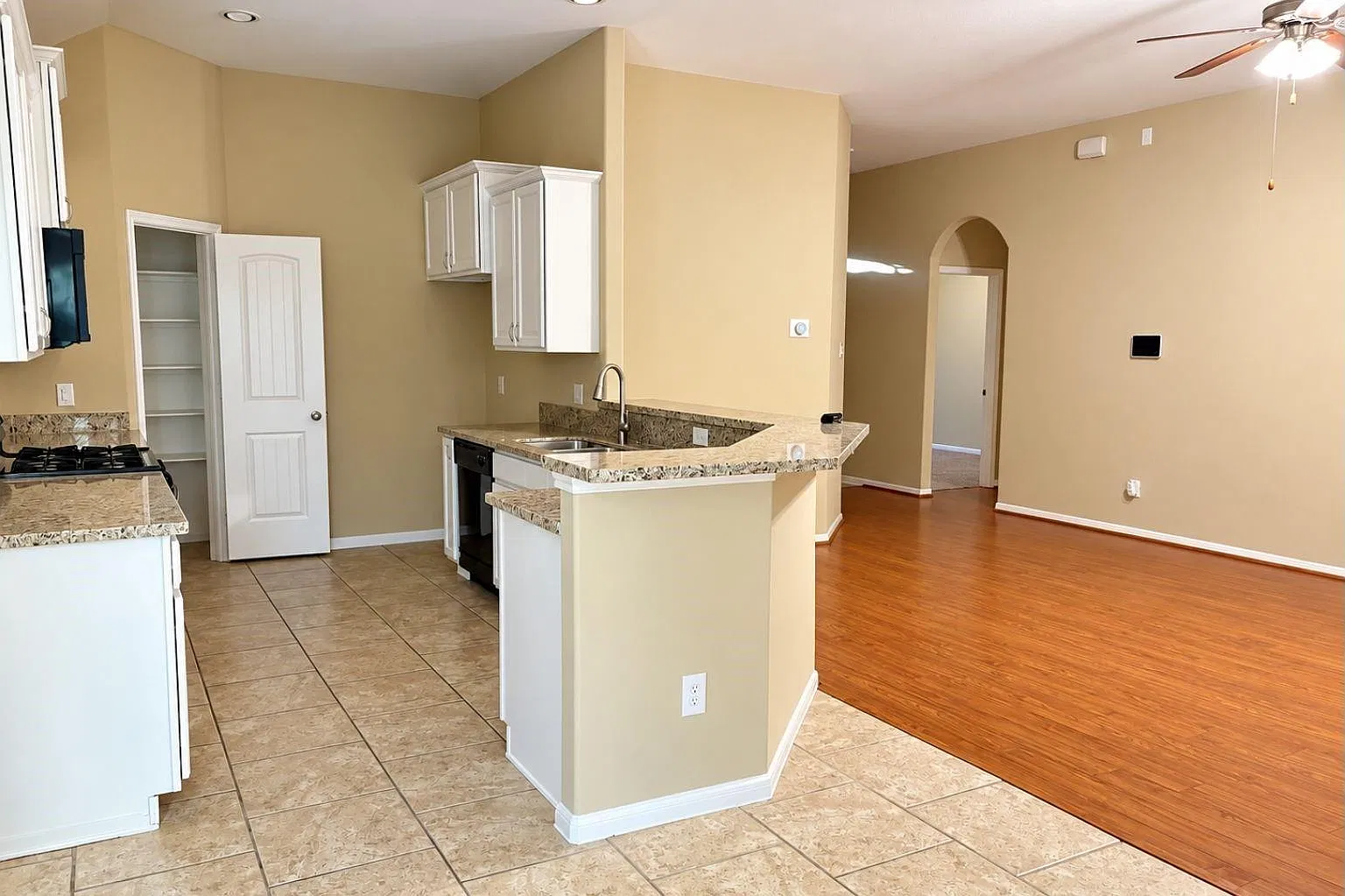 3 bed, 2.5 bath, 1724 sqft, $2,300 — Photo 2