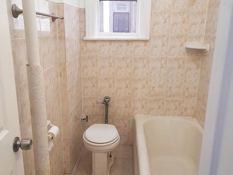 2nd image of 2139 Chatterton Ave Basement 1