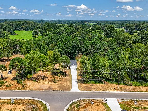 3rd image of 208 Crepe Myrtle Dr