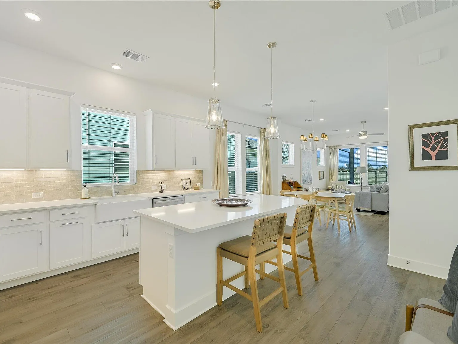 3 bed, 2.0 bath, 1656 sqft, $2,350 — Photo 3