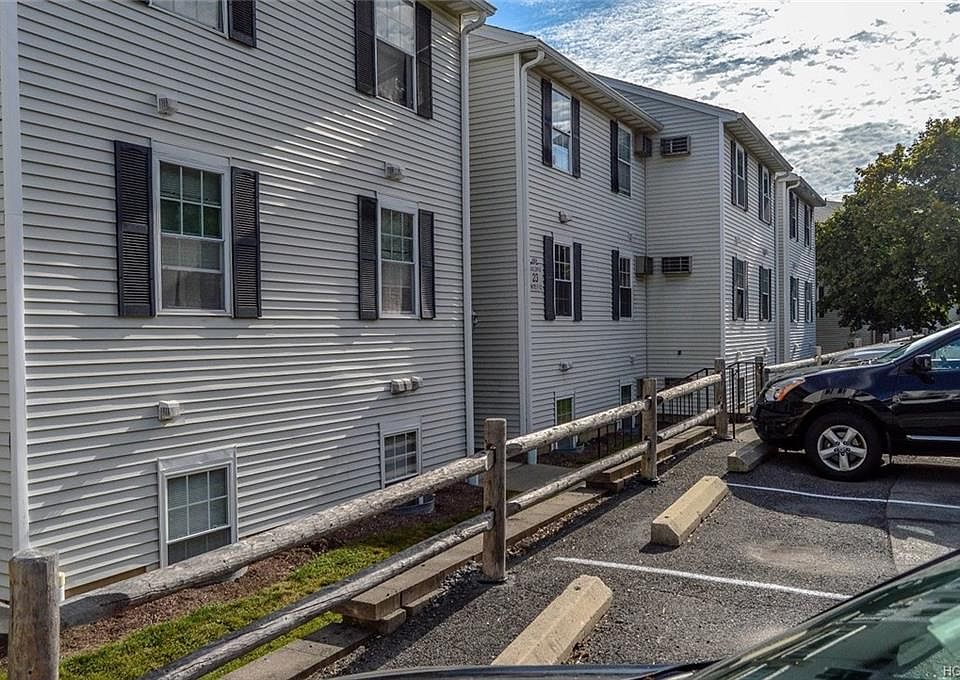 1st image of 23 Lexington Hl Unit 8