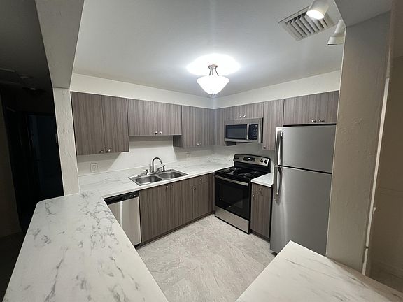 3rd image of 4610 Deleon St #201
