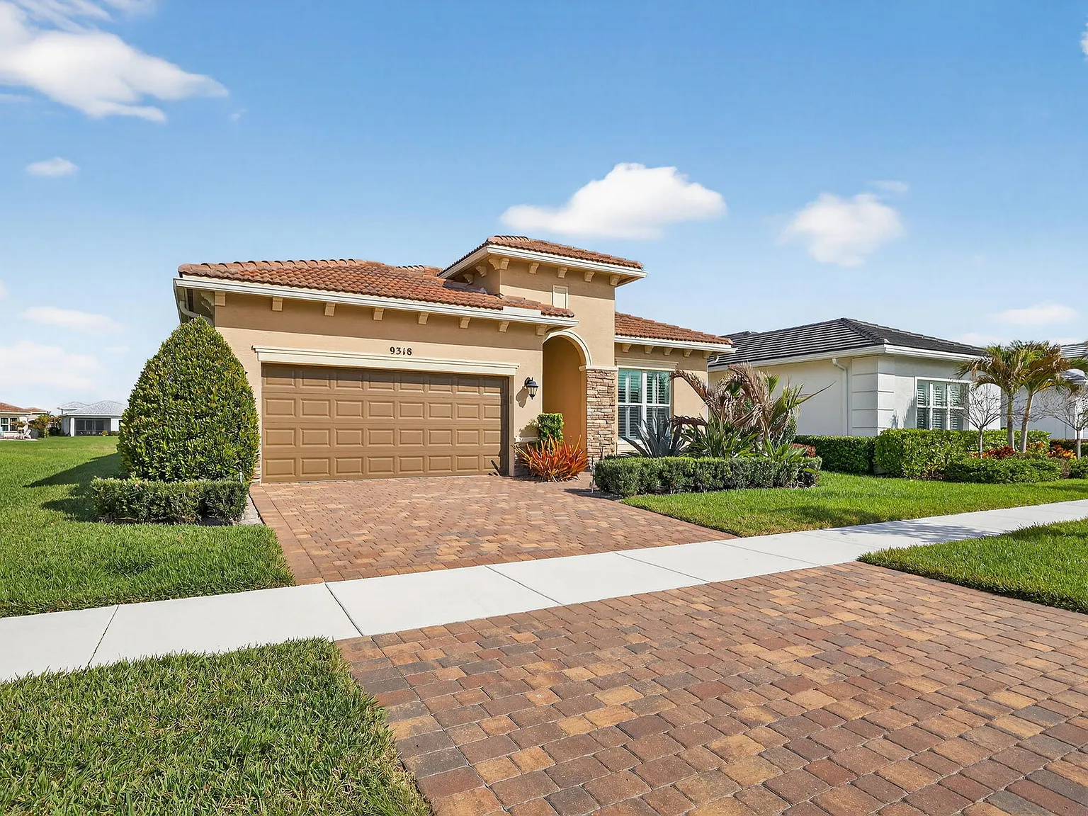 3 bed, 2.0 bath, 1932 sqft, $3,200 — Photo 1