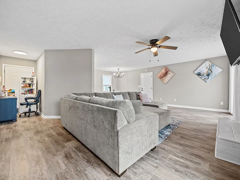 38 Hallmark Dr — Photo 9