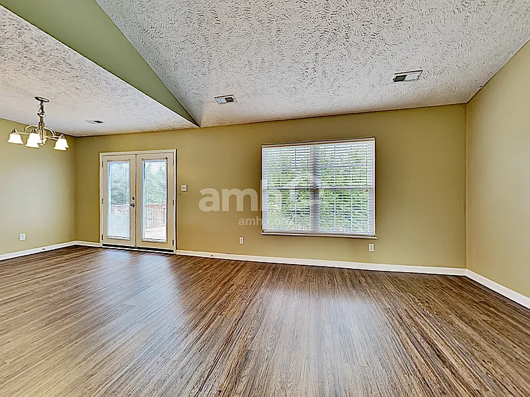 1423 Newbury Ln — Photo 7