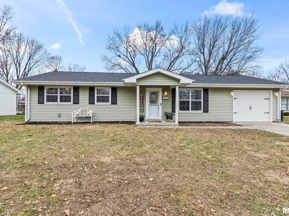 733 Woodland Dr, Chatham, IL 62629