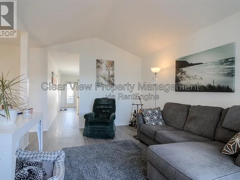 15 Assiniboia Way W #UPPER LEVEL — Photo 4