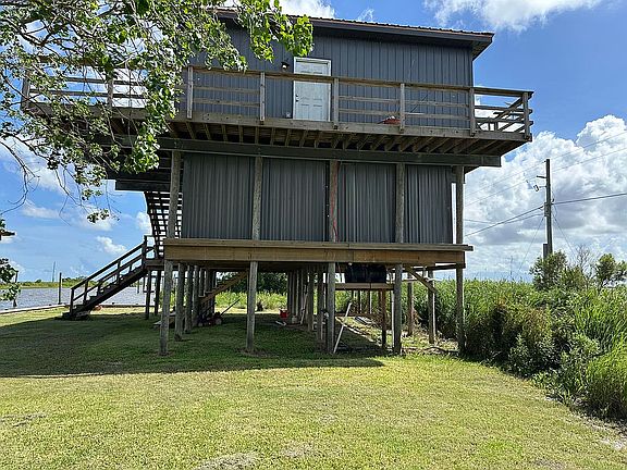 Mid deck with storage room