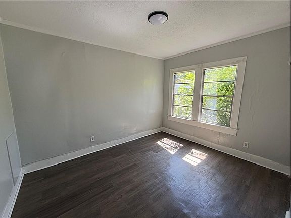5th image of 439 Irby St