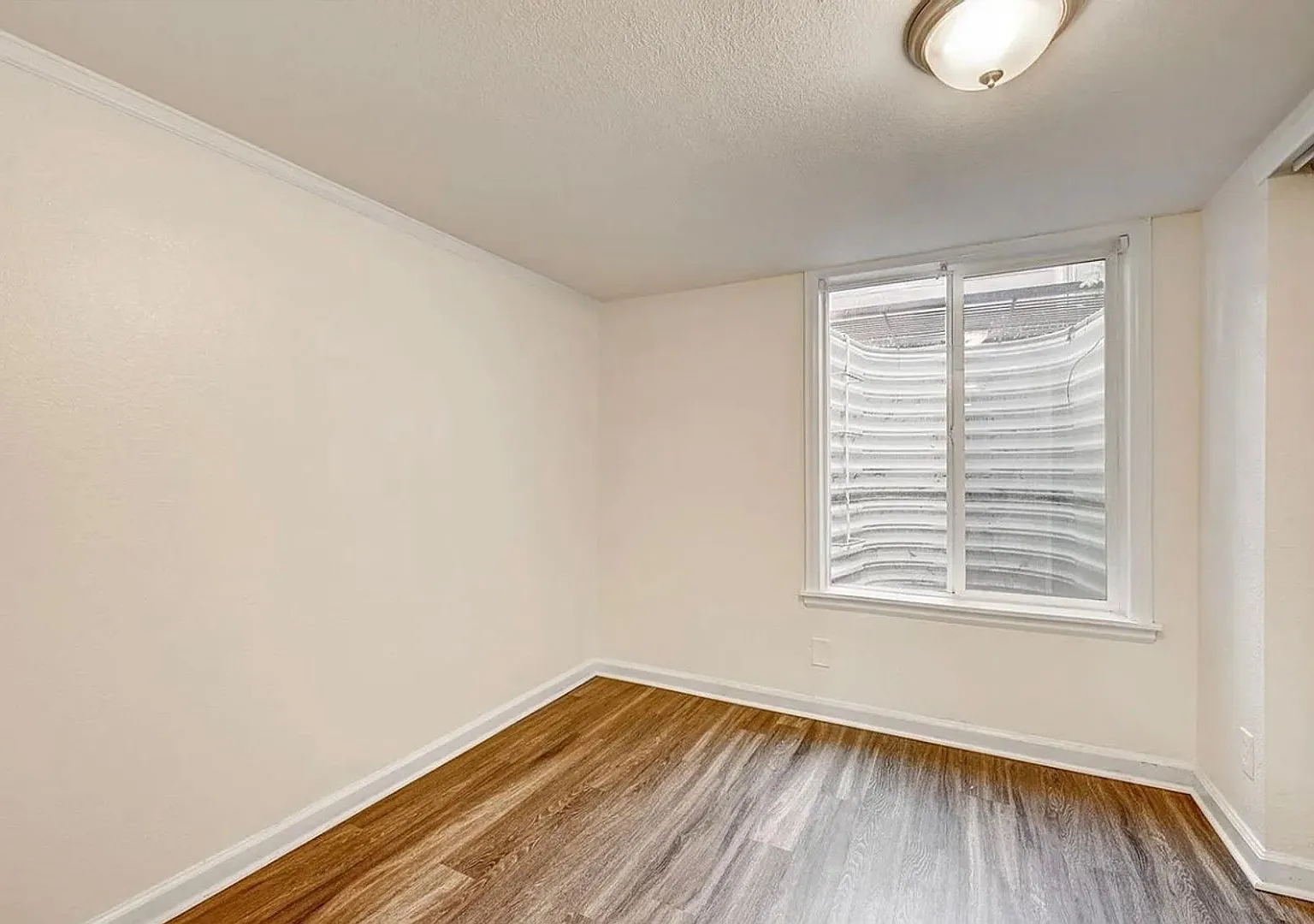 Charming 2 Bedroom Home Pets Welcome! — Photo 4