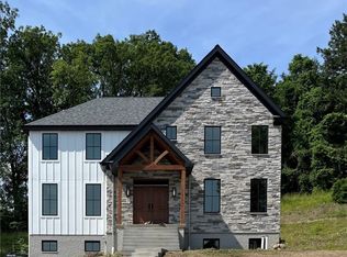 7 Holland Dr, Pittsburgh, PA 15238