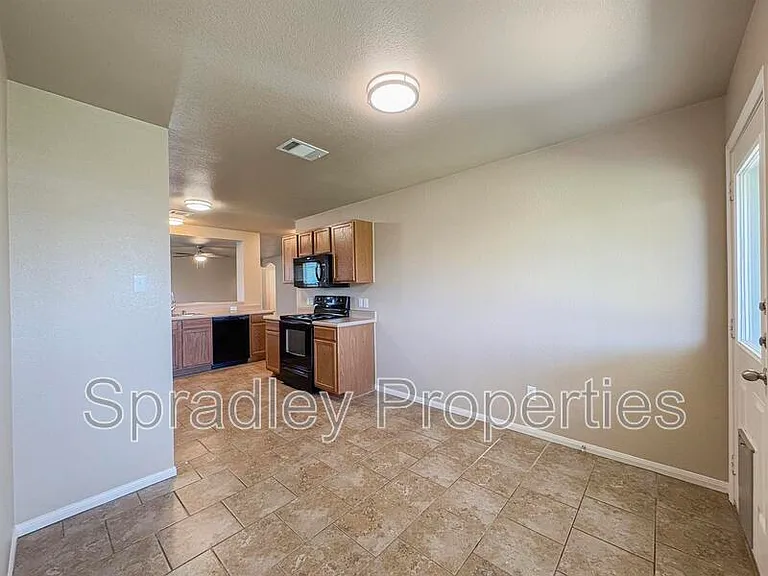 212 Avrshire Ln — Photo 8