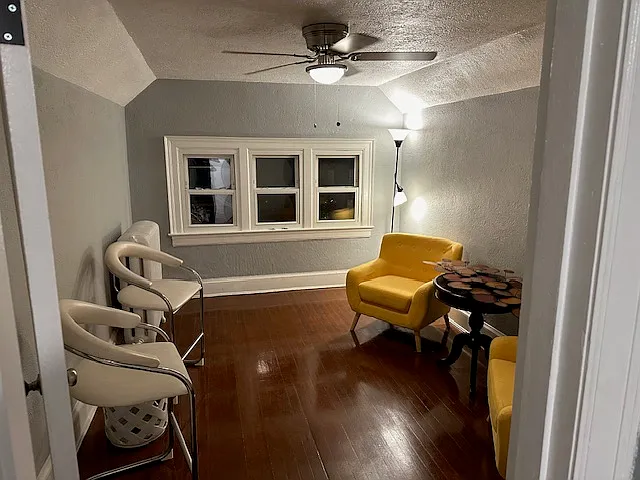 2 bed, 2402 sqft, $2,270 — Photo 4