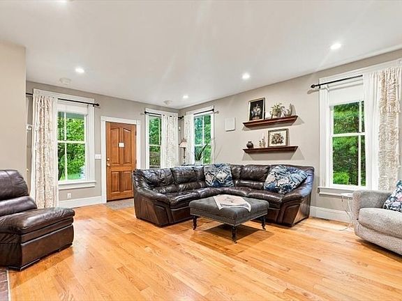 4th image of 63 Wood St