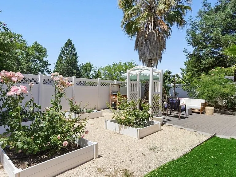 8247 Seeno Ave — Photo 10
