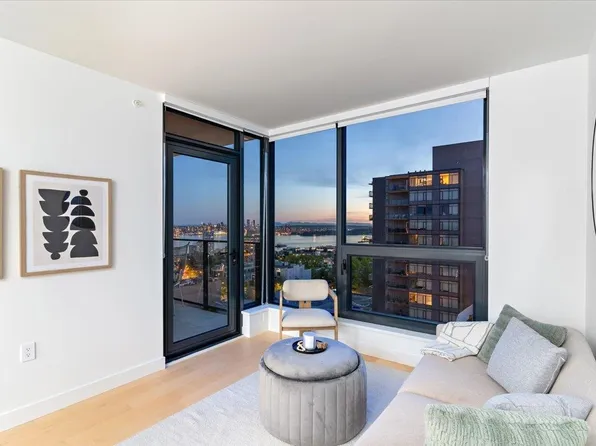 135 E 13th St #1004, North Vancouver, BC V7L 2L8