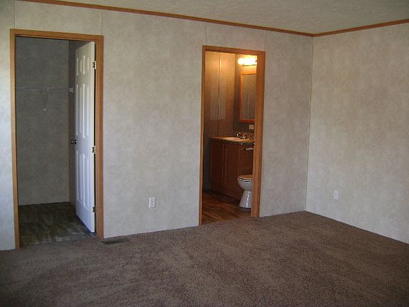 4th image of 25431 Pershing Dr
