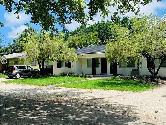3rd image of 940 NE 121st St #0