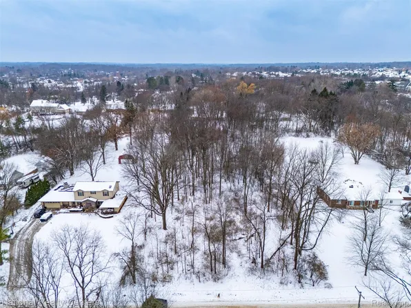 31061 Glenmuer St, Farmington, MI 48334