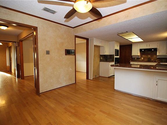 3rd image of 403 Quail Crest Dr