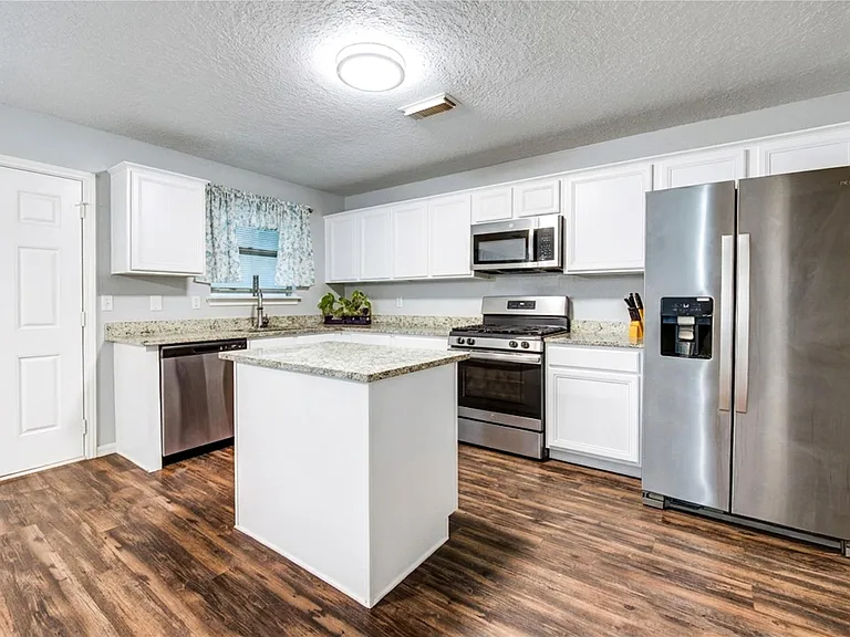 7302 Greenwood Point Dr — Photo 17