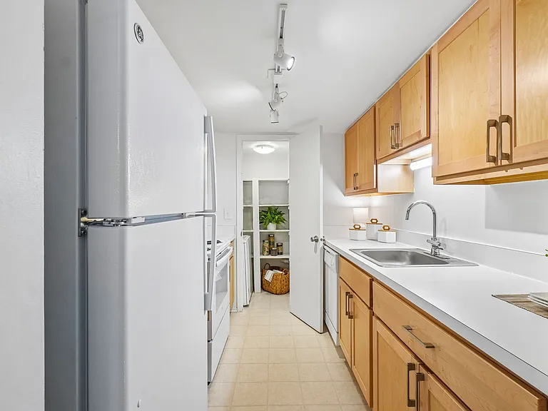 Kensington Manor Apartments — Photo 22