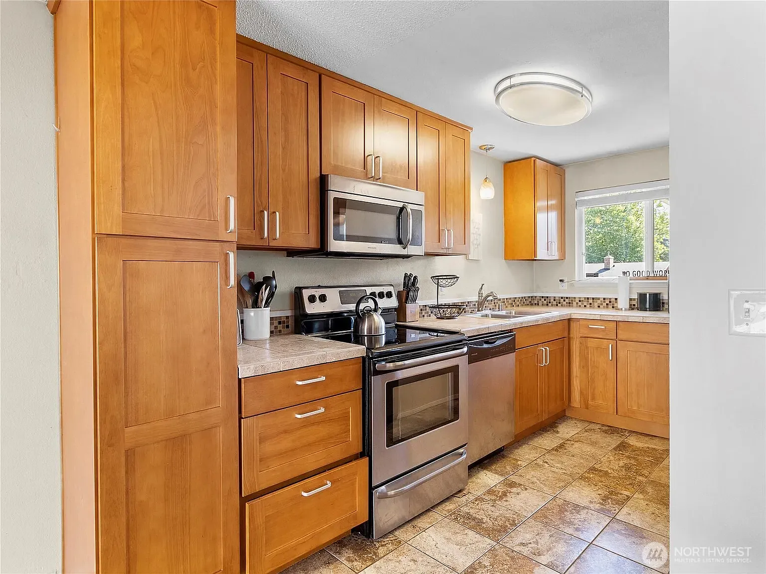 3 bed, 1014 sqft, $2,300 — Photo 3