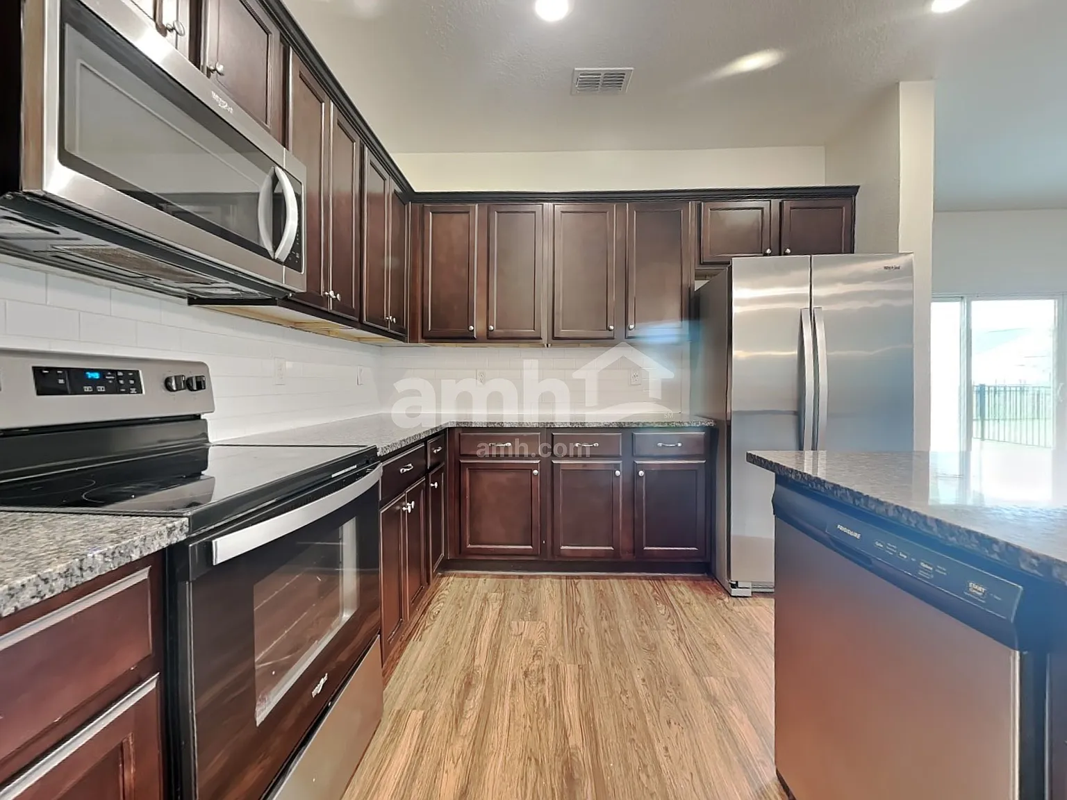 4 bed, 2.5 bath, 2078 sqft, $2,330 — Photo 3