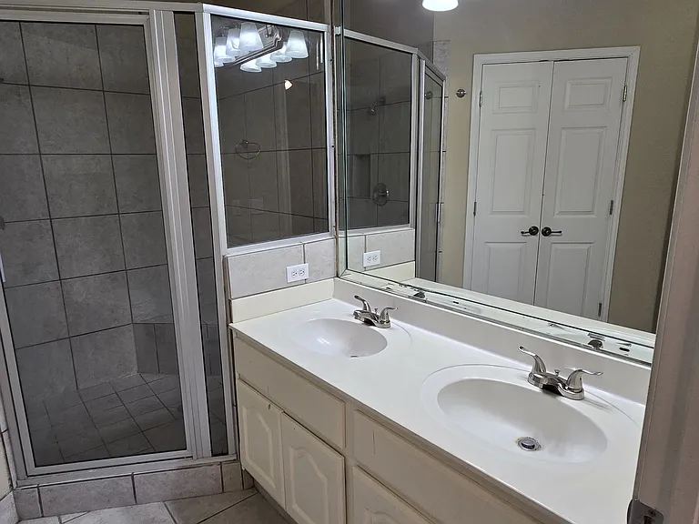 Primar bedroom bathroom