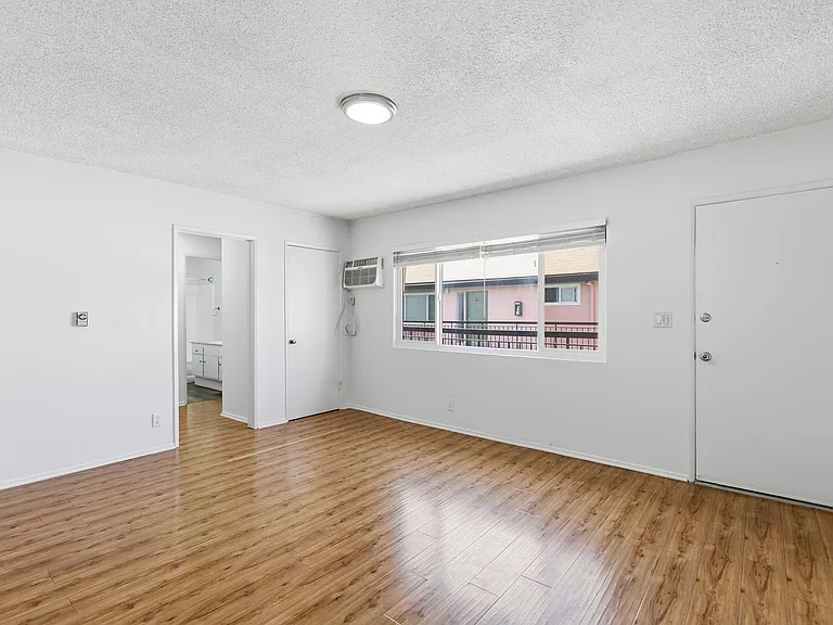 6640 Darby Ave — Photo 49
