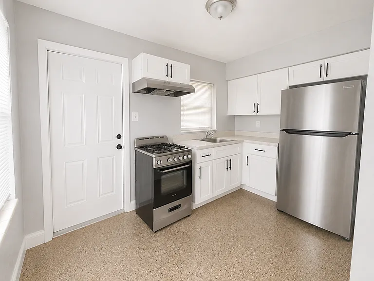 2711 Lincoln St #9 — Photo 5