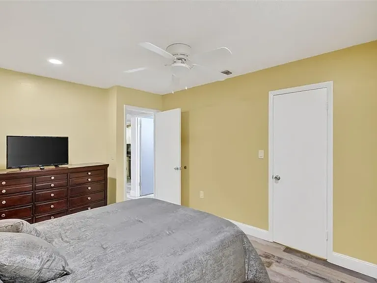 1886 Southpointe Dr — Photo 12