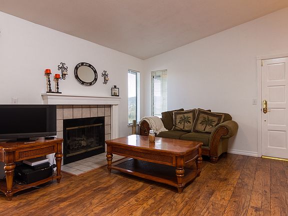 3rd image of 809 Warwick Ave
