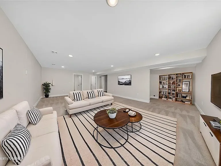 1275 Eisenhower Blvd — Photo 10