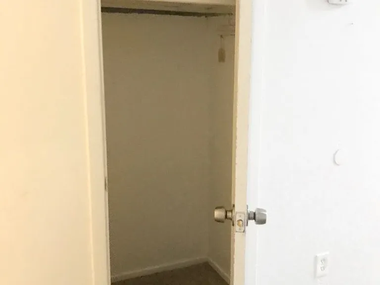 600 E Sunset Dr — Photo 2